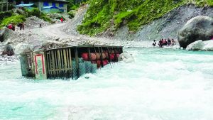 नेपालगन्जबाट ग्यास बोकेर डोल्पा गएको ट्रक दुर्घटनाग्रस्त